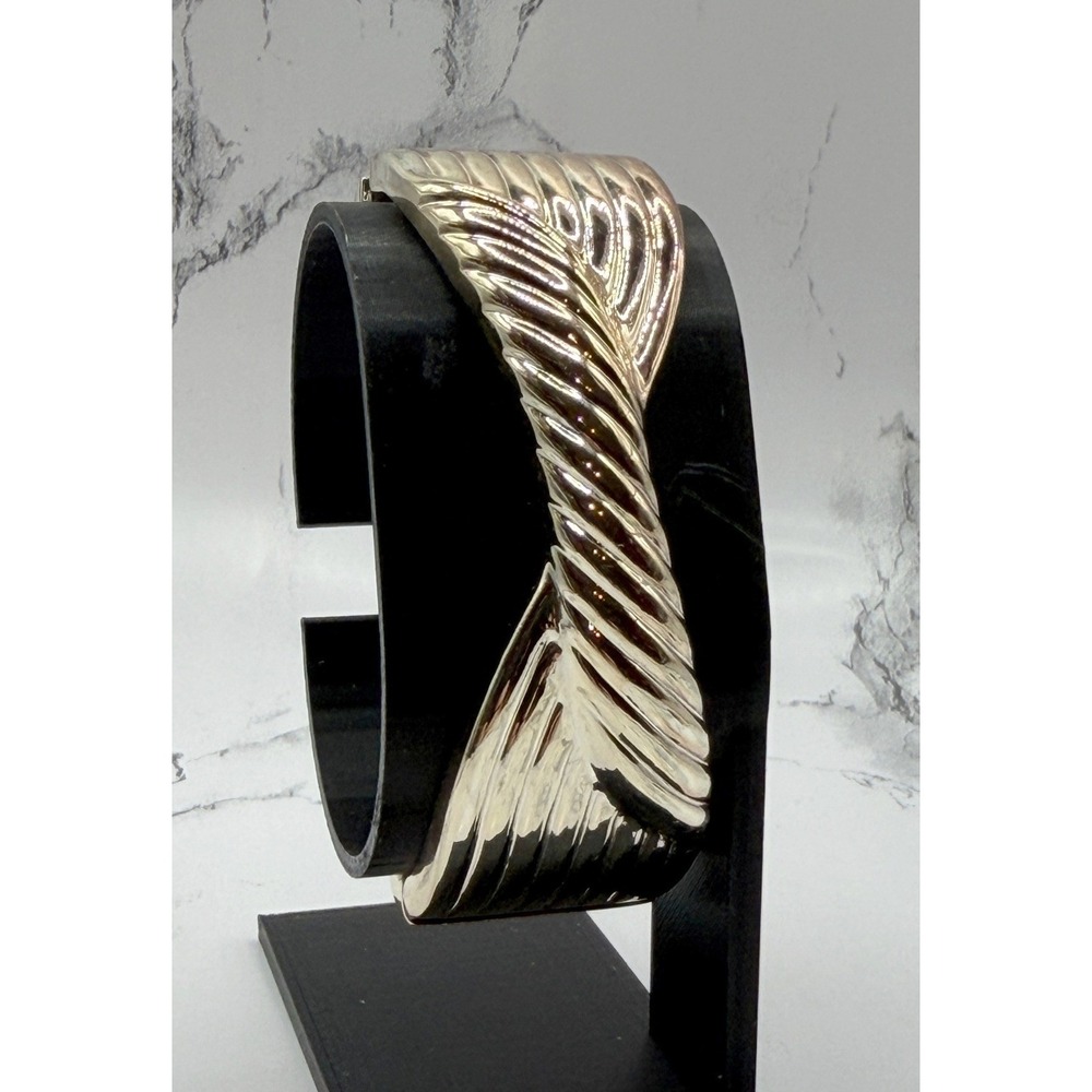 Light gold Tone Hinged Bangle Bracelet Wide Oval Cuff Polished 1"‎ Unsigned